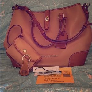 Dooney & Bourke Shelby w/wristlet & keychain.